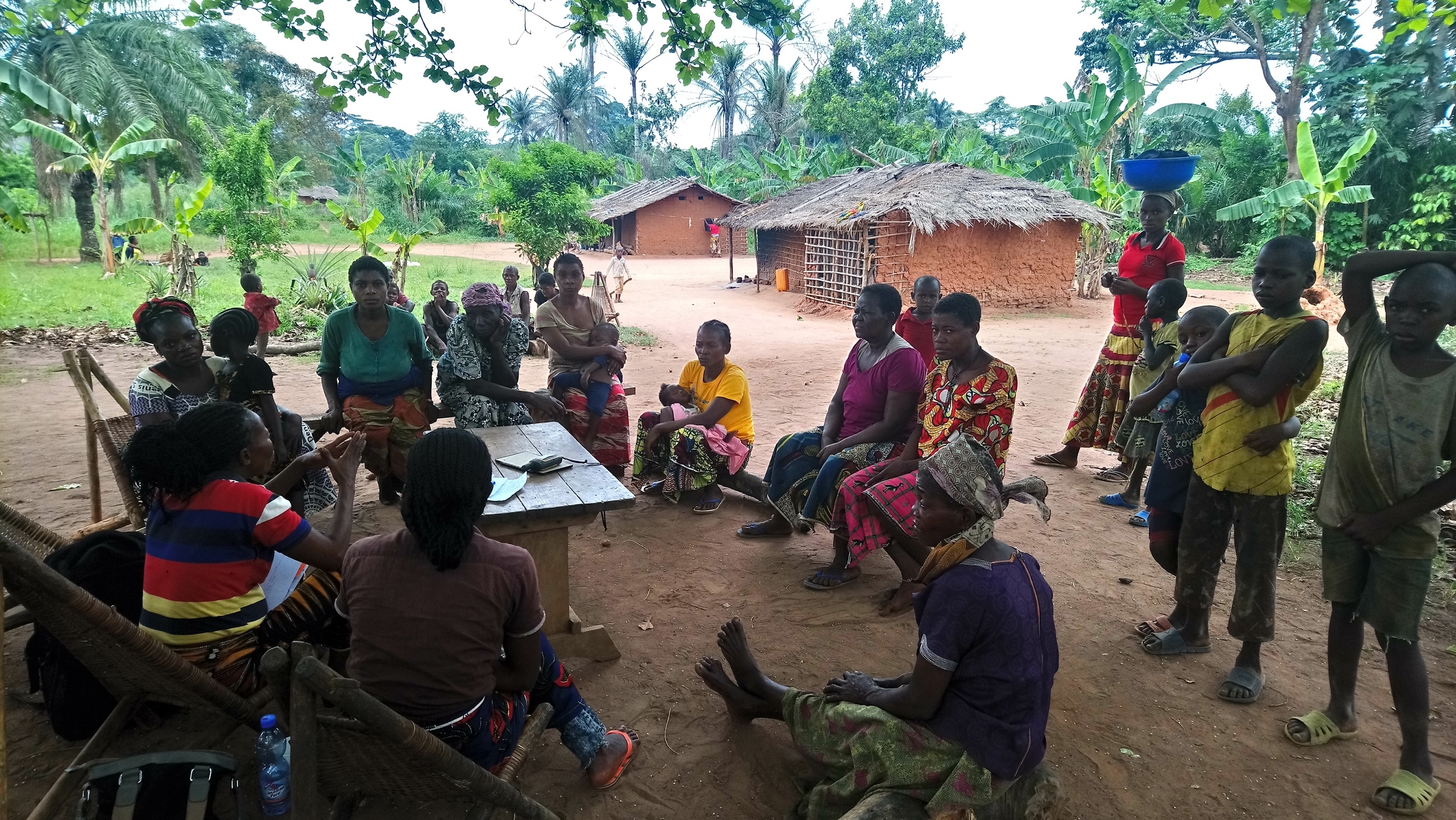 Réunion communautaire dans un village en forêt
